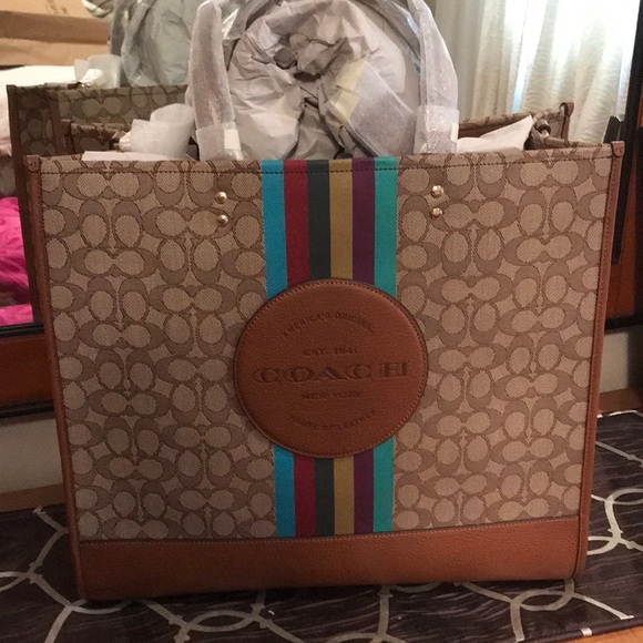 BNWT Coach tote. Never used been sitting in my closet for a while. - Picture 1 of 3